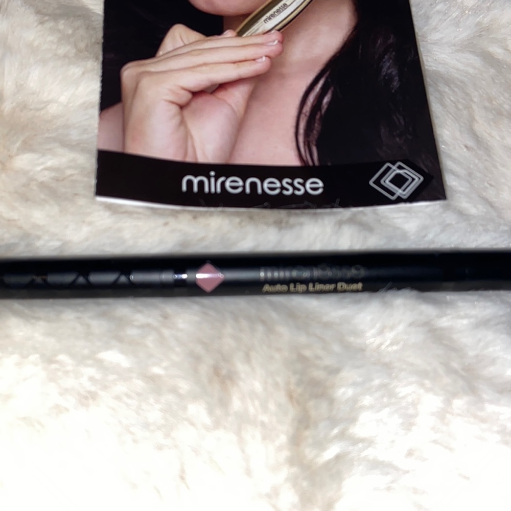 NIP/ Dual-ended lip liner.